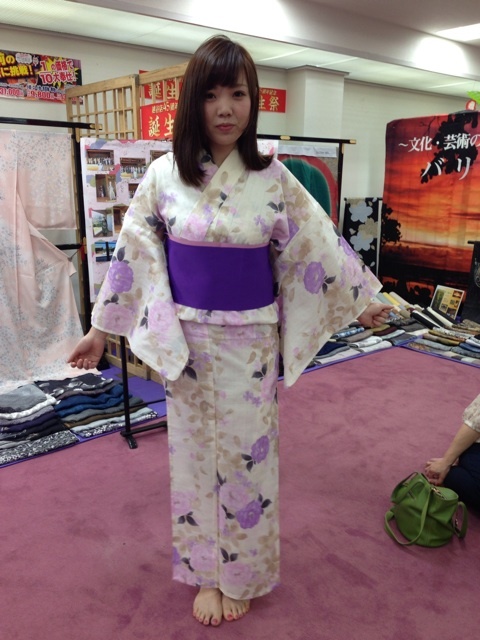 薄いクリーム地で紫の花柄の浴衣 | 着物・レンタル・染み抜き・着付けのことなら「東京きもの」