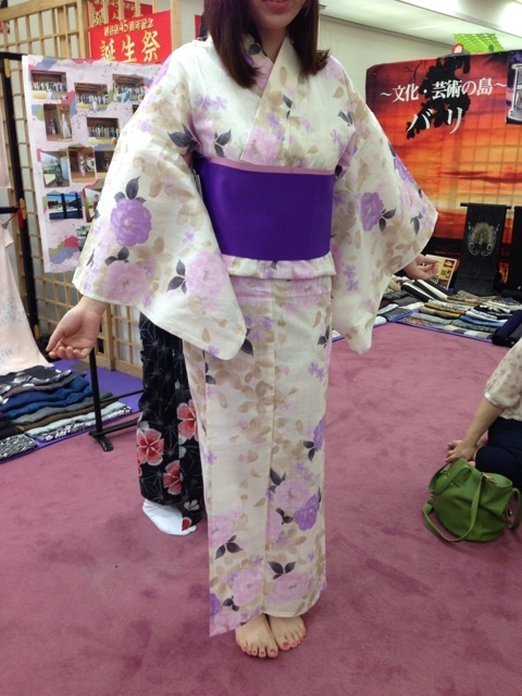 薄いクリーム地で紫の花柄の浴衣 | 東京きもの｜着物・レンタル 